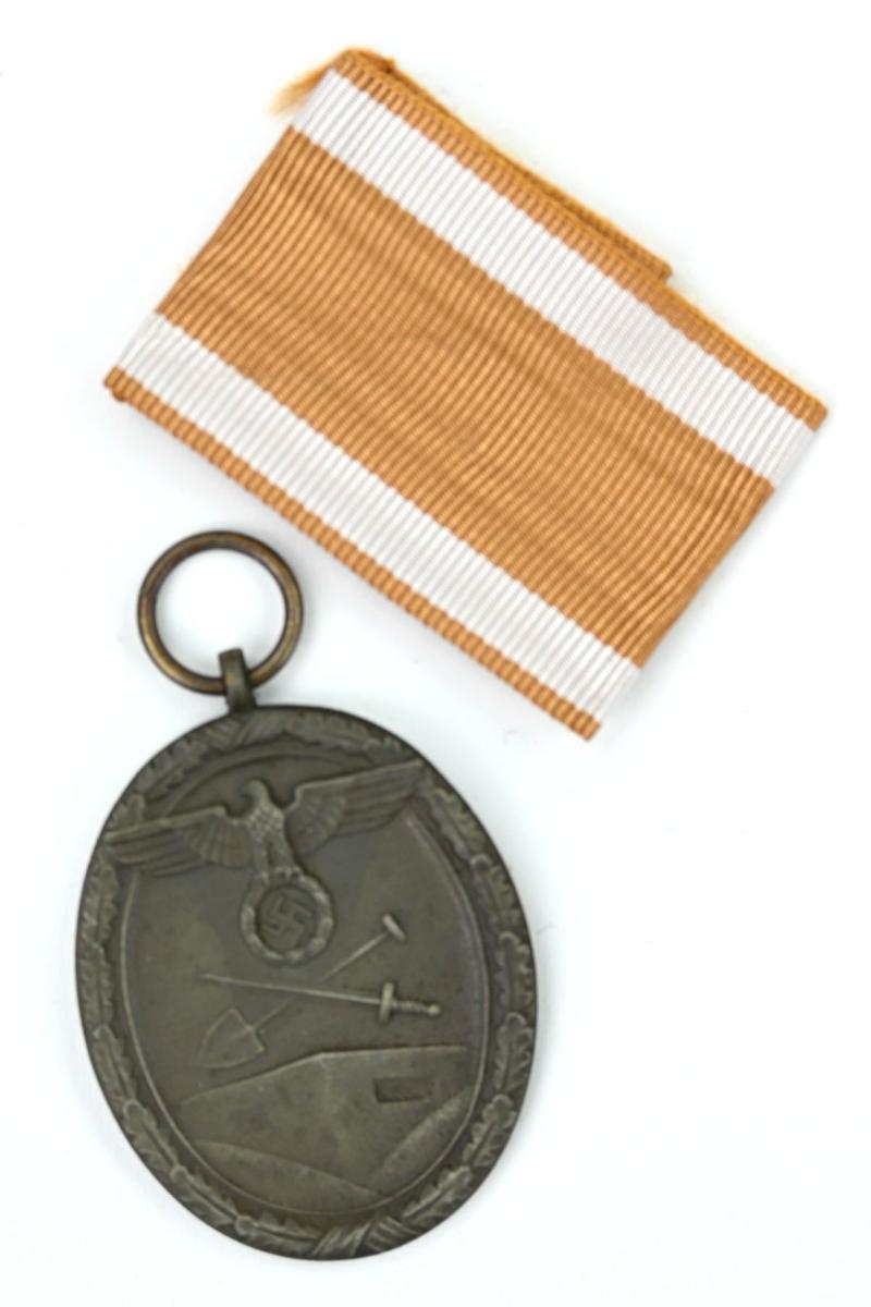 Worldwarcollectibles German Wh Westwall Medal With Pouch