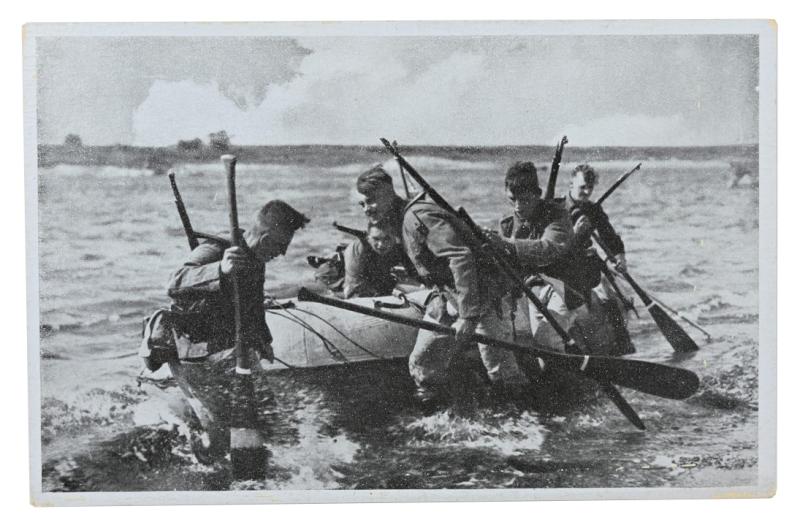 German WH Postcard 'Pioniere mit Schlauchboot'