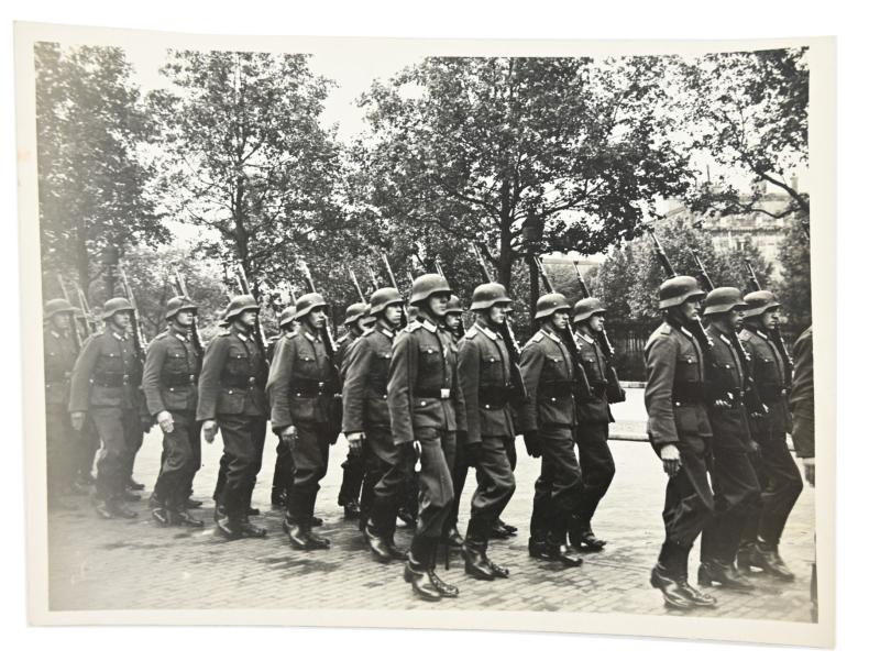 German WH Press Photo 'Paris Parade'