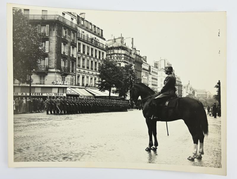 German WH Press Photo 'Paris Parade'