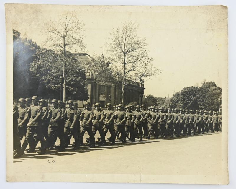 German WH Press Photo 'Paris Parade'