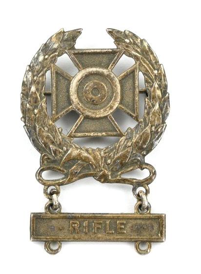 US WW2 Expert Marksman Badge with attached qualification bar