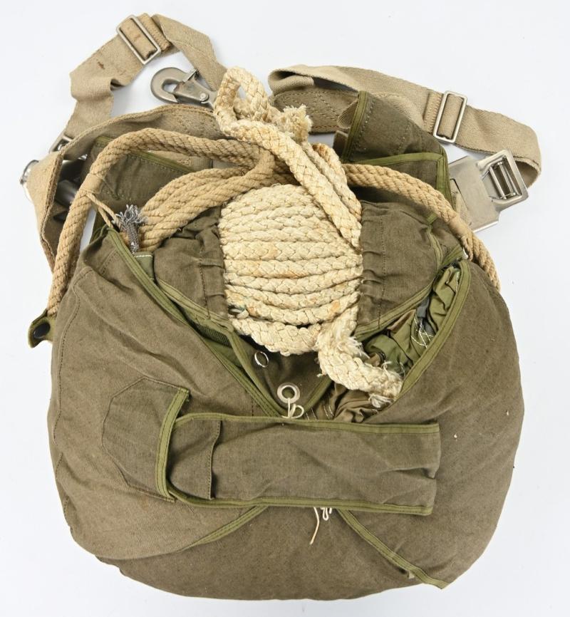 German LW FSJ RZ-20 Harnass & Parachute in Carrying Bag