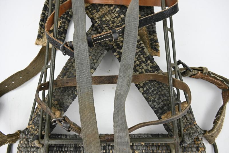 German WH Tragegestell 43 with Ersatz Straps