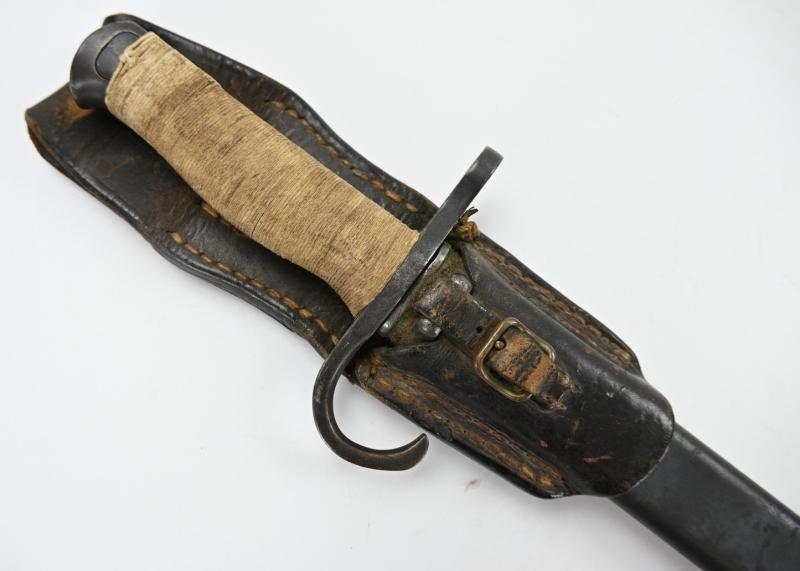 Japanese WW2 Arisaka Type 30 Bayonet with Frog