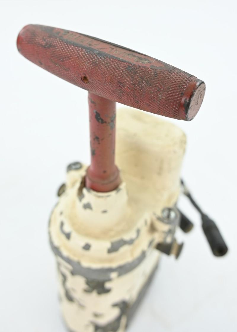 US WW2 “10 Cap” Blasting Machine For Manual Firing of Tank Main Gun
