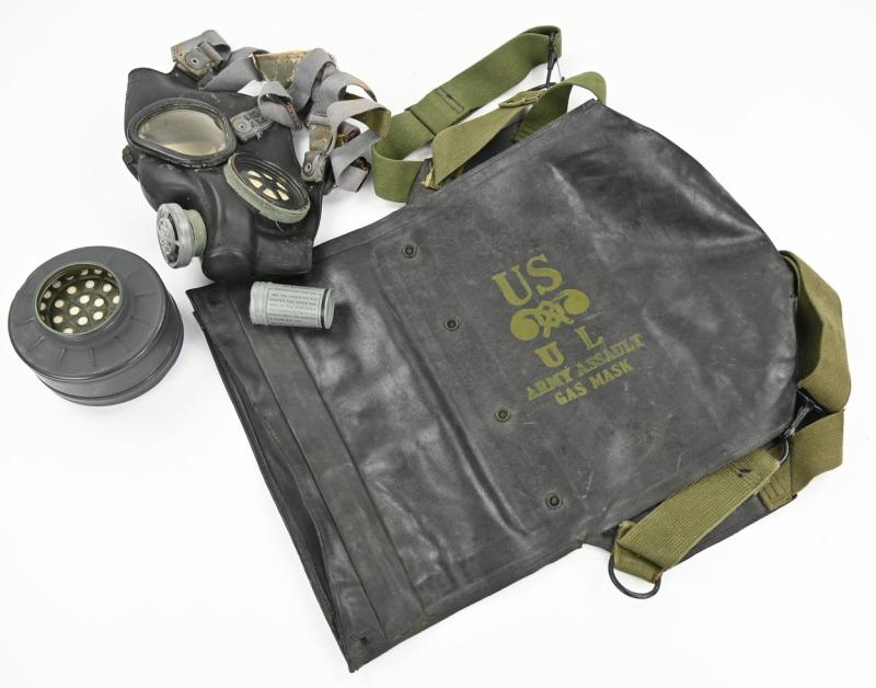 US WW2 M5 Gasmask with M7 Assault Carrying Pouch