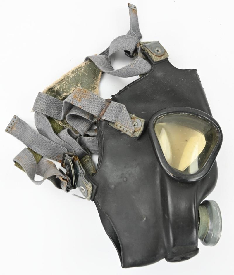 US WW2 M5 Gasmask with M7 Assault Carrying Pouch