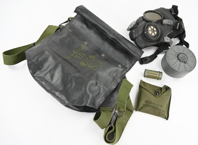 US WW2 M5 Gasmask with M7 Assault Carrying Pouch