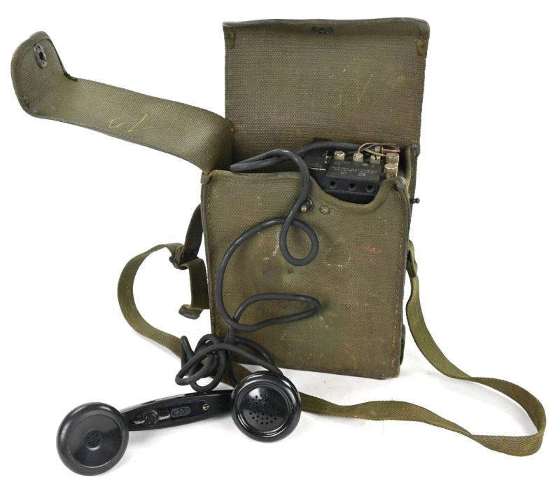 US WW2 Signal Corps telephone EE-8-B in Canvas Carrying Case.