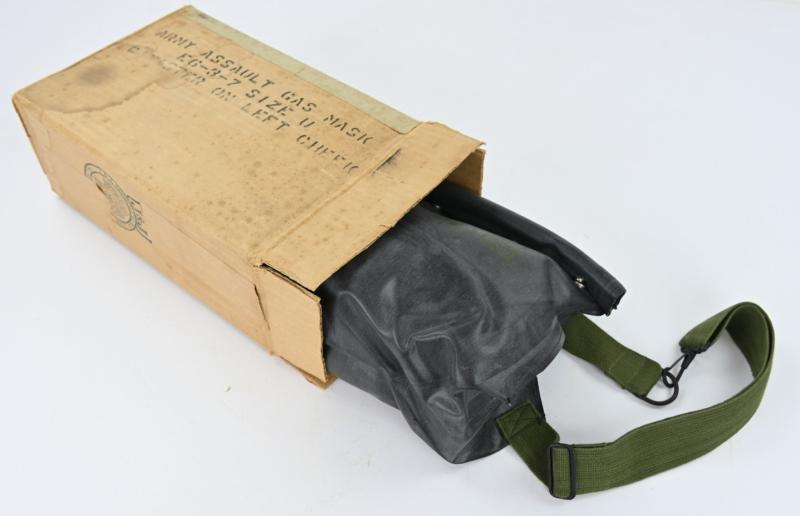 US WW2 Boxed M5 Gasmask with M7 Assault Carrying Pouch