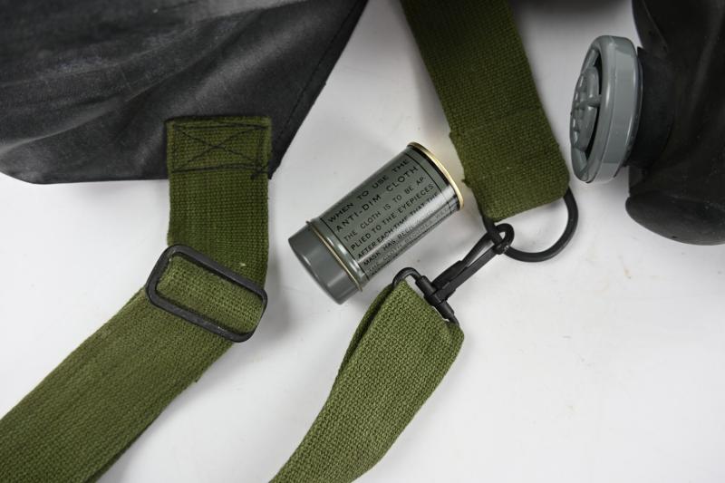 US WW2 Boxed M5 Gasmask with M7 Assault Carrying Pouch