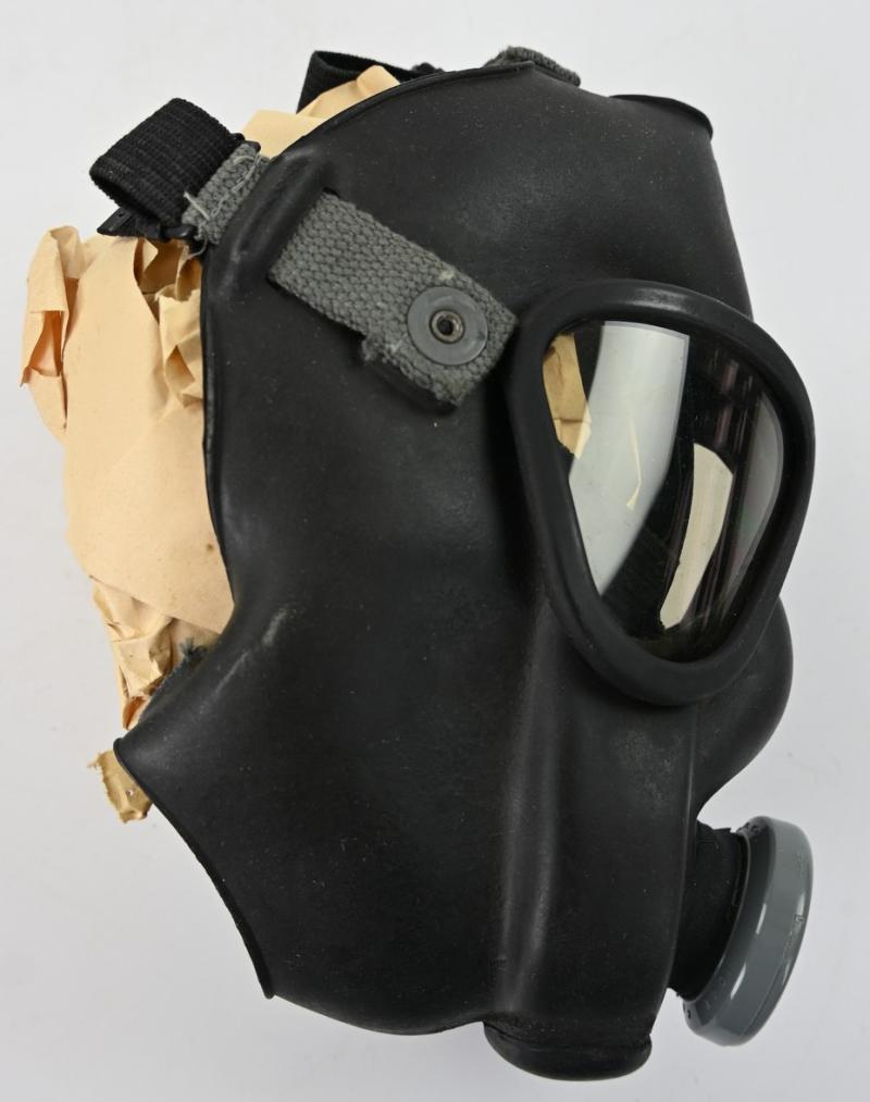 US WW2 Boxed M5 Gasmask with M7 Assault Carrying Pouch