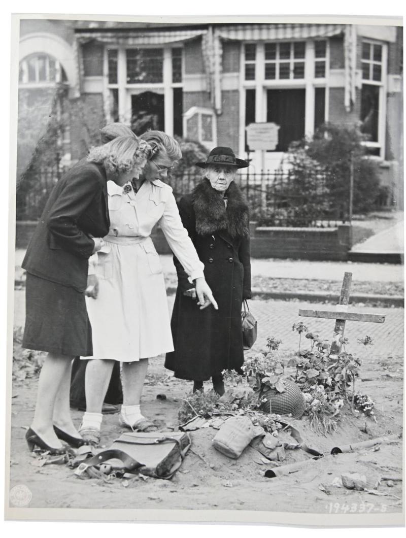 US WW2 Press Photo OMG Nijmegen Grave of 'Harold E. Peterman'